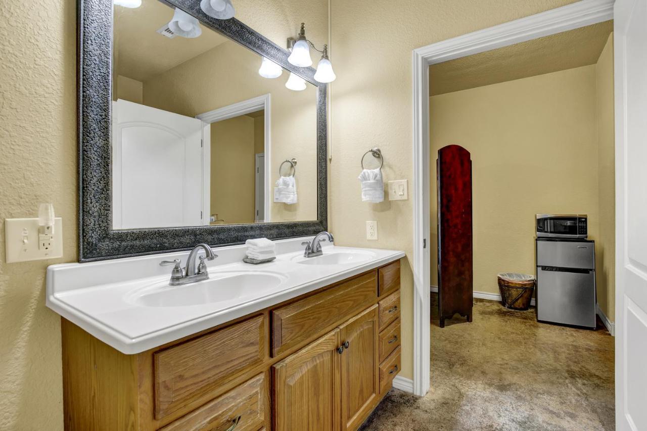 Romantic Oasis With Hot Tub Near Fred And Wineries! Fredericksburg Luaran gambar