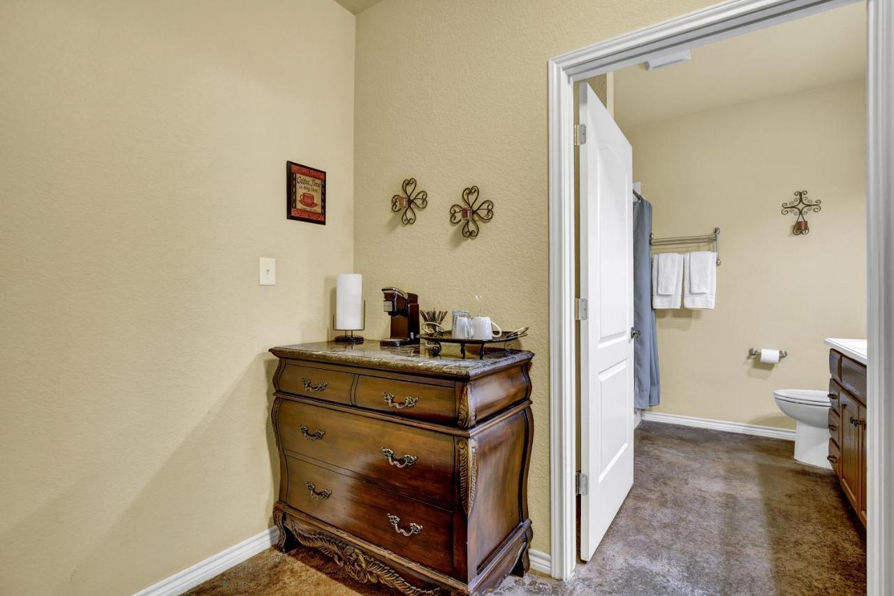 Romantic Oasis With Hot Tub Near Fred And Wineries! Fredericksburg Luaran gambar