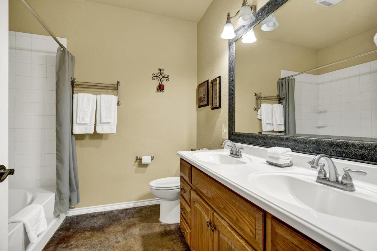 Romantic Oasis With Hot Tub Near Fred And Wineries! Fredericksburg Luaran gambar